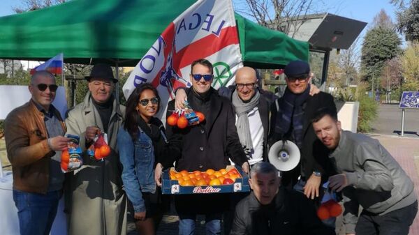 Участники акции протеста против санкций в Милане, Италия