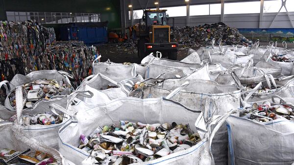 Мешки с отсортировнным мусором на предприятии по глубокой переработке твердых коммунальных отходов в городе Рошаль Московской области