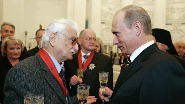 Кинорежиссер Марлен Хуциев и президент России Владимир Путин после церемонии награждения государственными наградами в Кремле