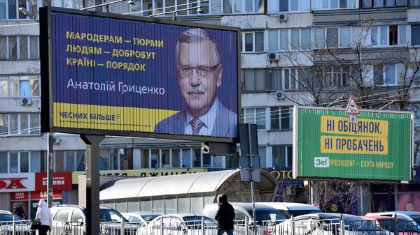 Агитационные плакаты кандидатов в президенты Украины Анатолия Гриценко и Владимира Зеленского на одной из улиц в Киеве