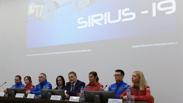 Участники эксперимента по моделированию полета на Луну SIRIUS-19