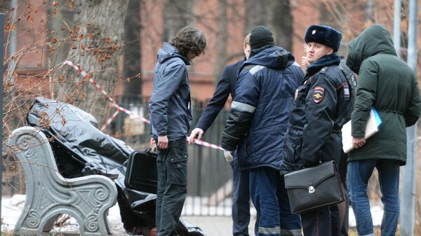 Сотрудники правоохранительных органов на месте обнаружения тела мужчины, по предварительным данным, совершившего суицид, на улице Большая Полянка в Москве