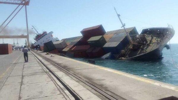 Грузовое судно перевернулось в иранском порту Шахид Раджаи