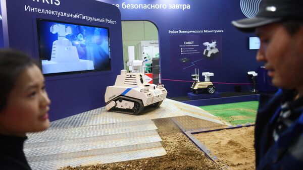Интеллектуальный патрульный робот Atris и робот для контроля электросетей Embot на международной выставке Securika Moscow в Москве