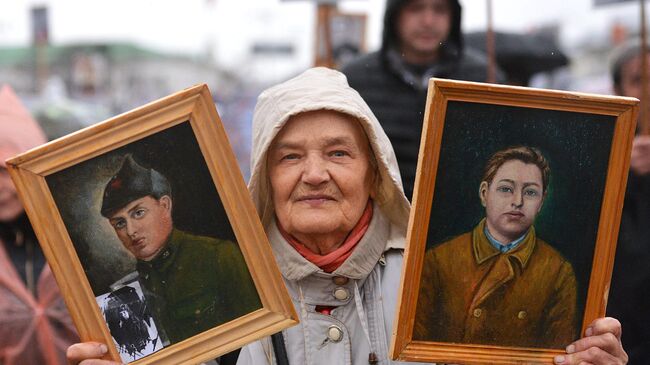 Участница акции Бессмертный полк в Екатеринбурге