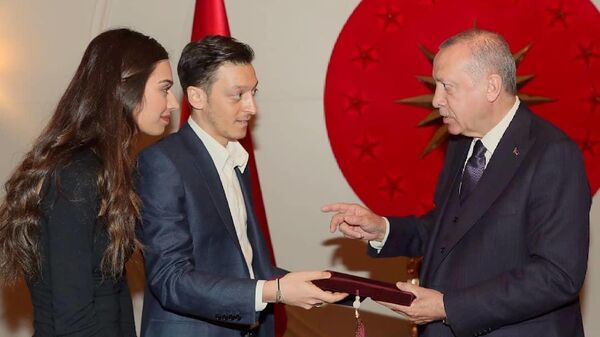 Месут Озил (слева) и президент Турции Реджеп Эрдоган