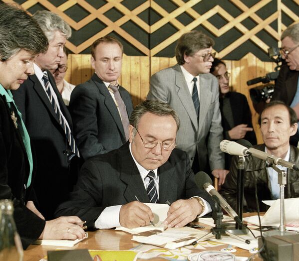 Президент Казахстана Нурсултан Назарбаев ставит автограф на своей новой книге Без правых и левых