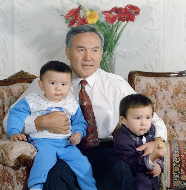 Президент Казахстана Нурсултан Абишевич Назарбаев со своими внуками