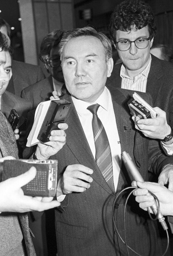Президент Казахстана Нурсултан Назарбаев отвечает на вопросы журналистов