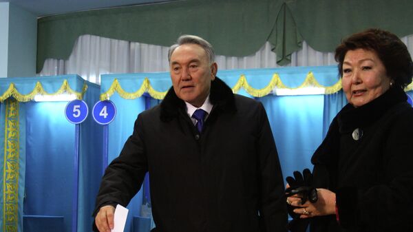 Президент Казахстана Нурсултан Назарбаев с супругой на избирательном участке принимают участие в голосовании