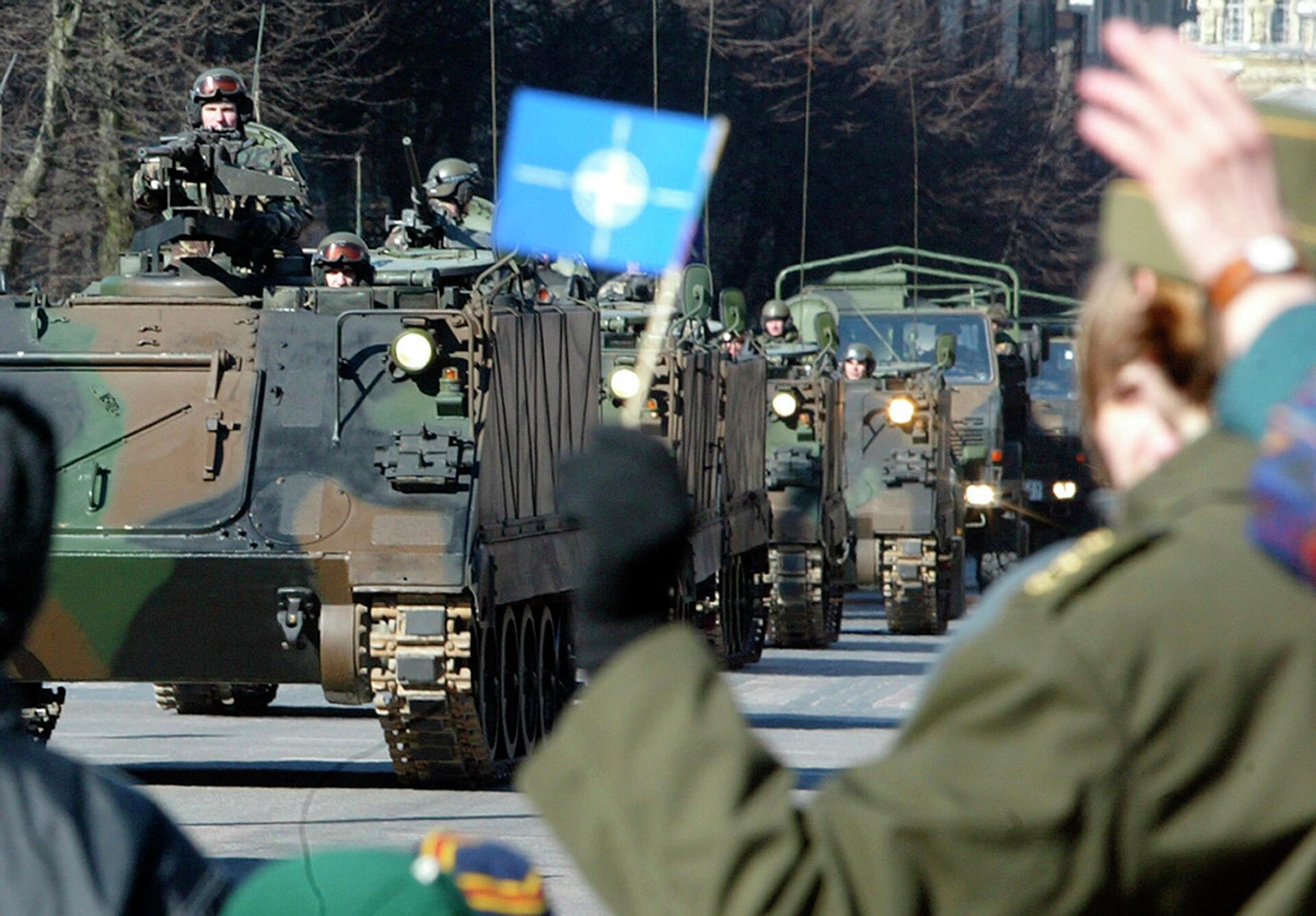 Парад в честь вступления трех стран Прибалтики в НАТО в Вильнюсе. 2004 год  - РИА Новости, 1920, 23.10.2020