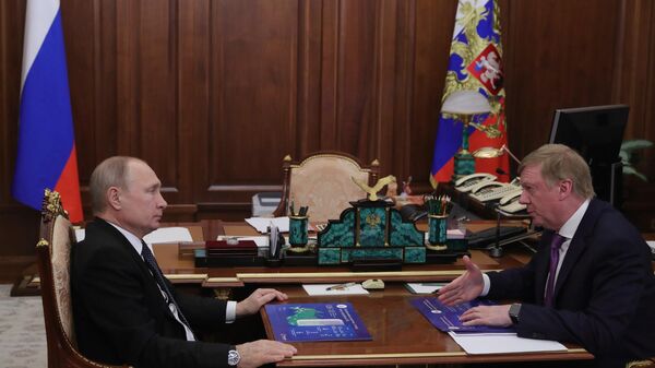 Президент РФ Владимир Путин и председатель правления ООО УК Роснано Анатолий Чубайс во время встречи