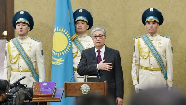 Председатель Сената Парламента Казахстана Касым-Жомарт Токаев приносит присягу на церемонии передачи ему полномочий президента страны. 20 марта 2019