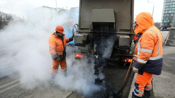 Рабочие бригады ГБУ Автомобильные дороги проводят латочный ремонт дорожного покрытия в Москве