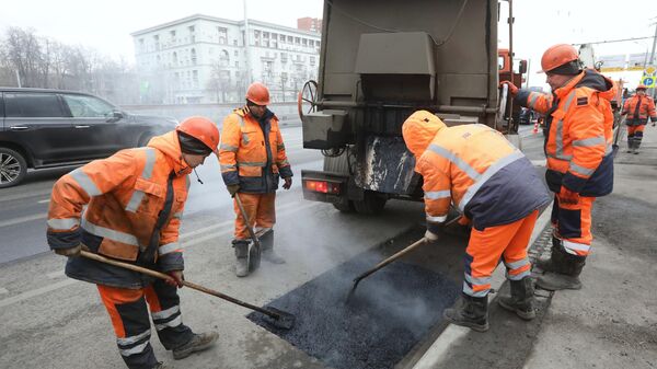 Рабочие бригады ГБУ Автомобильные дороги проводят латочный ремонт дорожного покрытия в Москве