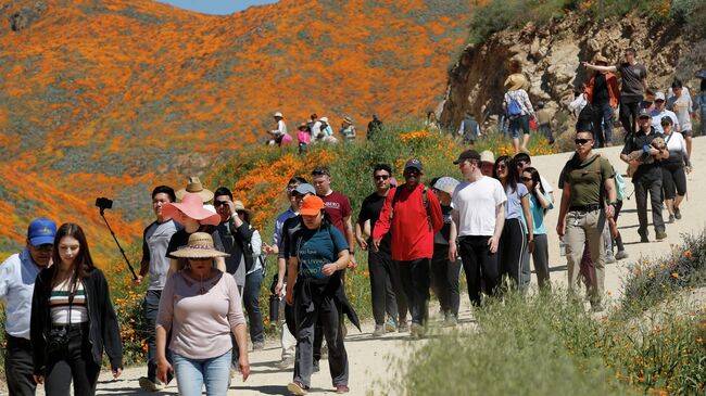 Туристы в Walker Canyon в Калифорнии 