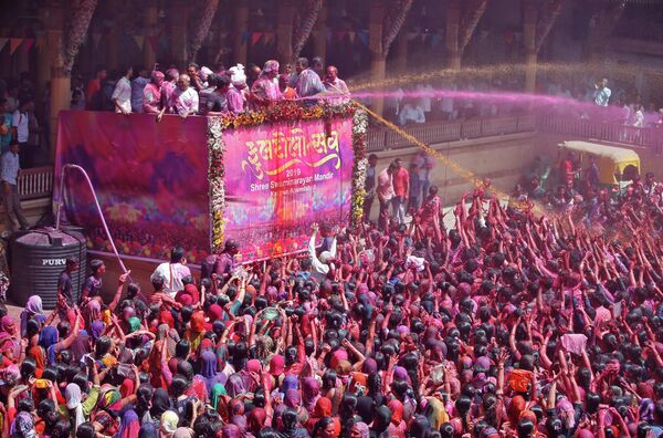 Фестиваль Холи в Аллахабаде, Индия. 20 марта 2019 года 