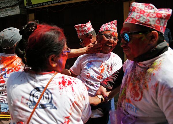 Участники фестиваля Холи в Патане, Непал