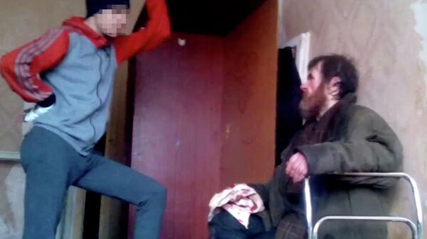 Подростки избивают мужчину в Воронеже