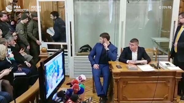 Кадры выхода Кирилла Вышинского из стеклянного аквариума в зале суда
