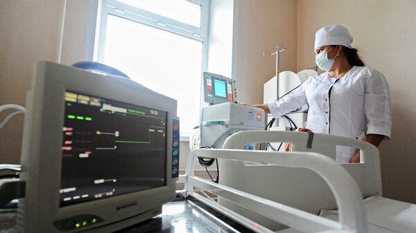 Подготовка оборудования для искусственной вентиляции легких в палате отделения реанимации-анестезиологии
