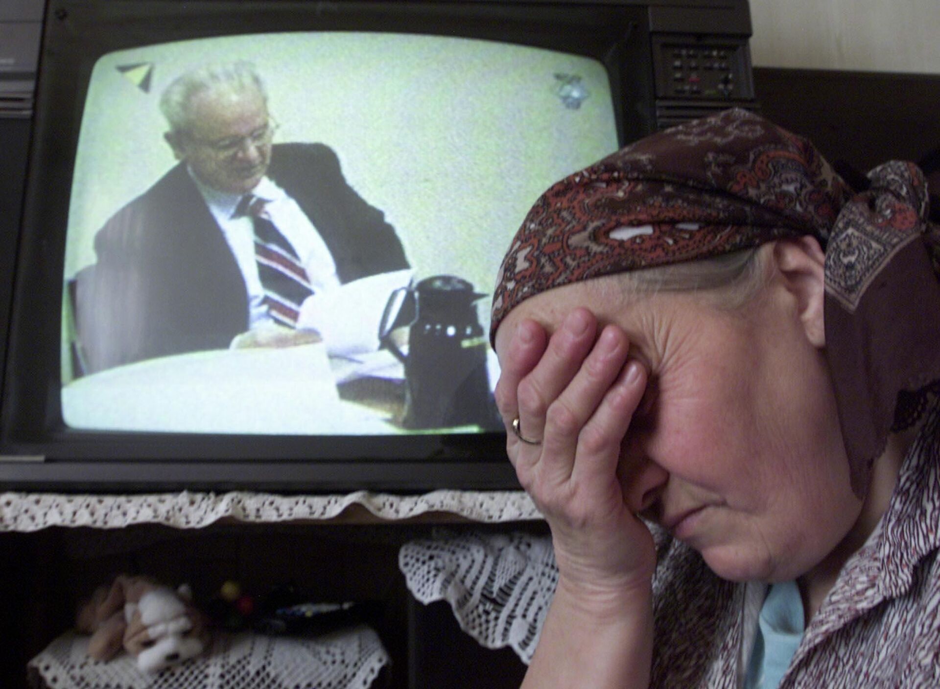 Боснийская женщина плачет, наблюдая по телевизору за трибуналом над Слободаном Милошевичем. 14 февраля 2002 - РИА Новости, 1920, 05.03.2021
