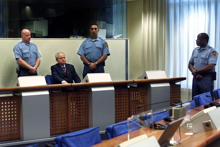 Бывший президент Югославии Слободан Милошевич во время выступления перед трибуналом по военным преступлениям в Гааге. 3 июля 2001