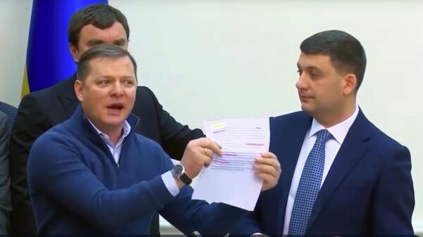 Стоп-кадр видео с изображением главы Радикальной партии Олегом Ляшко на заседании Кабинета министров Украины. 