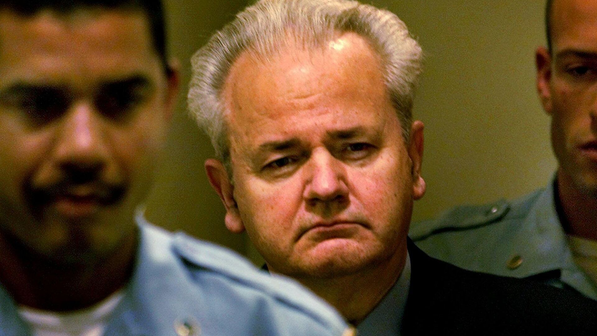 Бывший президент Югославии Слободан Милошевич перед началом заседания суда по военным преступлениям в Гааге. 11 декабря 2001 - РИА Новости, 1920, 11.03.2021