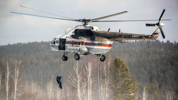 Сотрудник МЧС десантируется с вертолета Ми-8 во время командно-штабных учений МЧС в районе поселка Плишкино Иркутской области