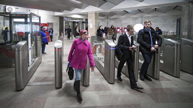 Пассажиры проходят турникеты в вестибюле станция метро Серпуховская Московского метрополитена