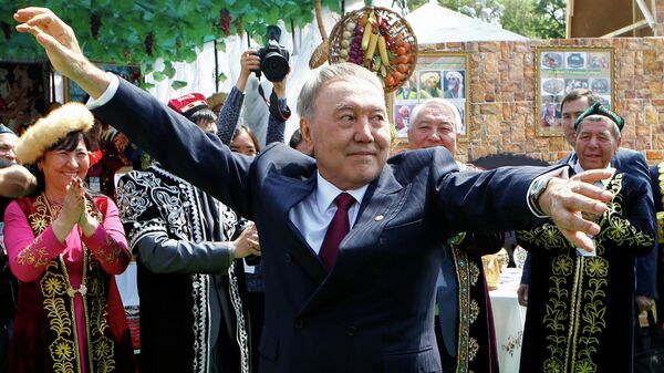 Президент Казахстана Нурсултан Назарбаев на праздновании Дня Народного единства 