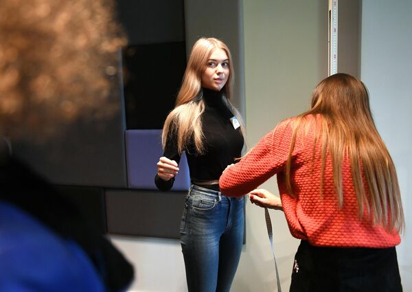 Замерщица снимает мерки с участницы конкурса Мисс Россия в Москве