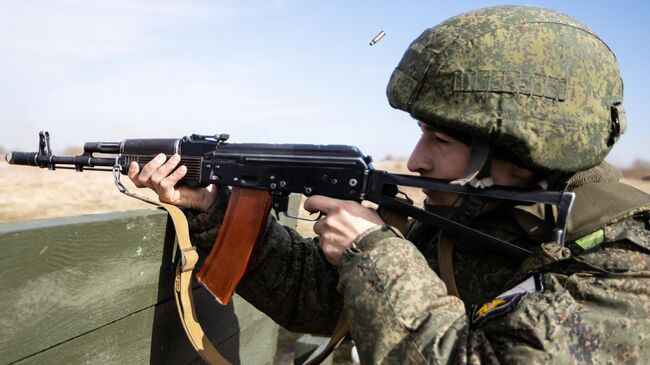 Военнослужащий береговых войск Балтийского флота во время тактических учений в Калининградской области