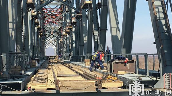 Cоединение китайской и российской частей железнодорожного моста через Амур Тунцзян – Нижнеленинское