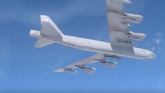 Опубликовано видео сопровождения Су-27 американского бомбардировщика B-52