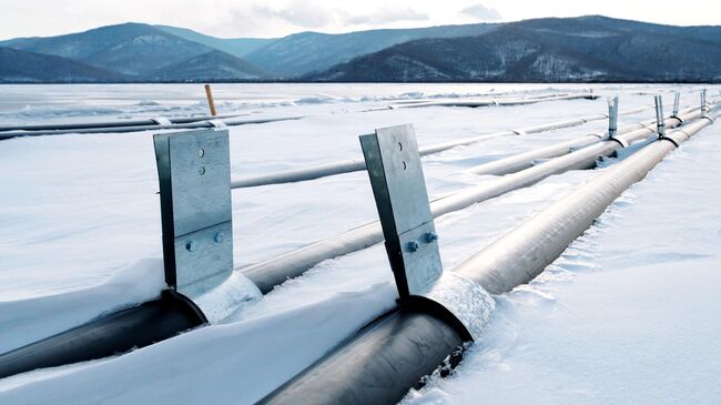 Трубы для закачки воды завода ООО Аквасиб на льду Байкала в поселке Култук