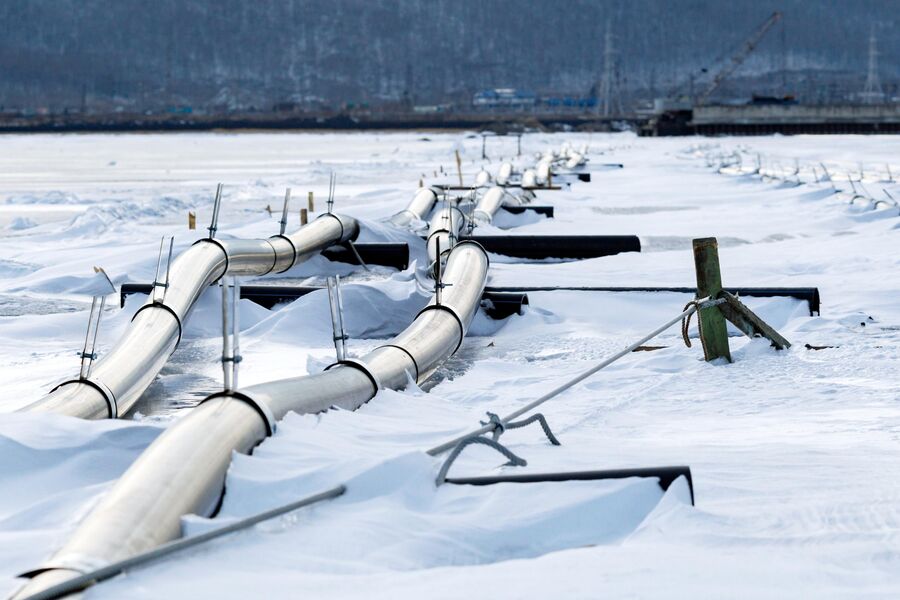Трубы для закачки воды завода ООО Аквасиб на льду Байкала в поселке Култук