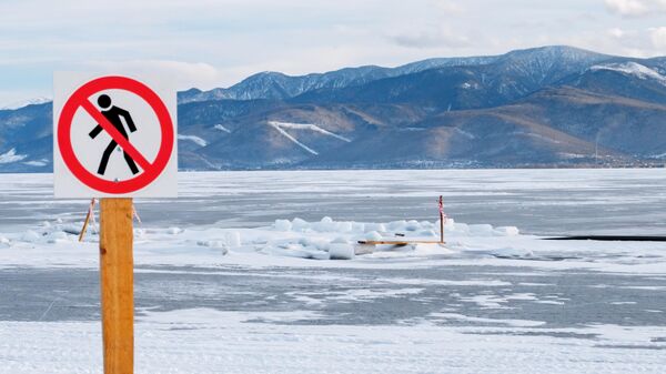 Запрещающий знак на озере Байкал в поселке Култук