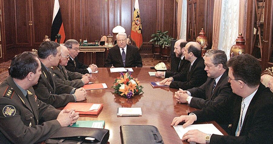 Президент РФ Борис Ельцин во время встречи с министрами в Кремле, посвященной ситуации на Балканах. 26 марта 1999