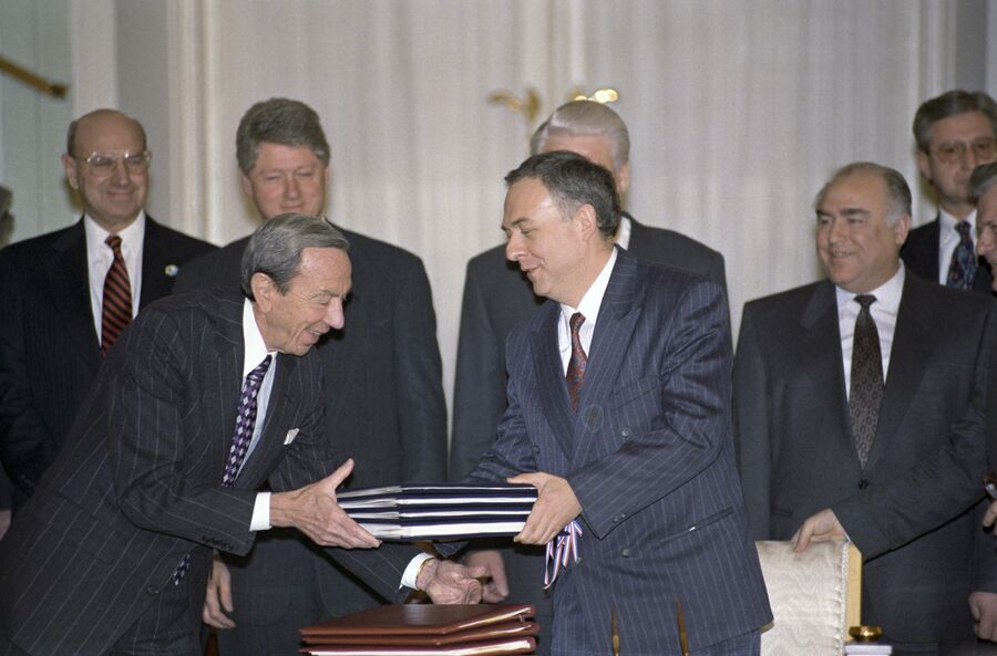 Государственный секретарь США Уоррен Кристофер и министр иностранных дел РФ Андрей Козырев после подписания ряда соглашений. 1 февраля 1994