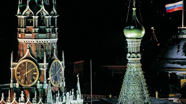 Вид на Спасскую башню Кремля на Красной площади в Москве