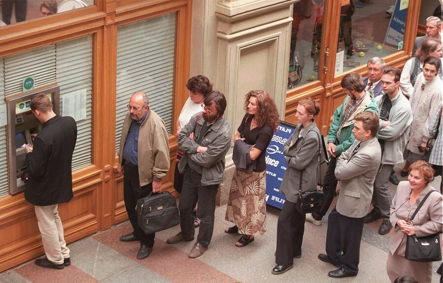 Очередь у банкомата в центре Москвы. 17 августа 1998