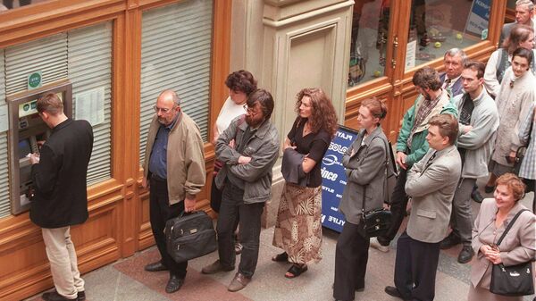 Очередь у банкомата в центре Москвы. 17 августа 1998