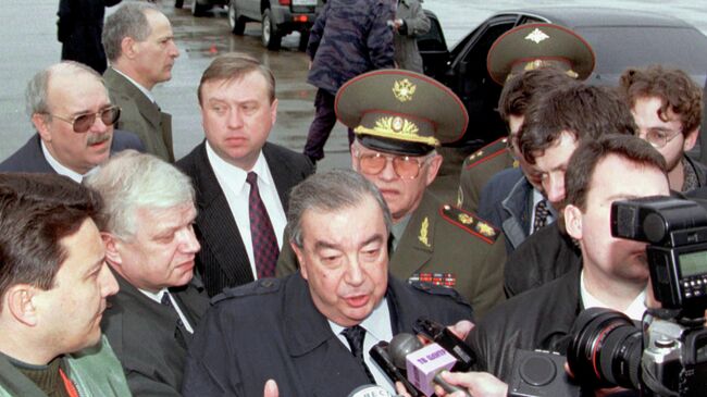 Евгений Примаков беседует с прессой в аэропорту Белграда. 30 марта 1999