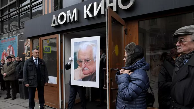 На церемонии прощания с режиссёром Марленом Хуциевым в Центральном доме кинематографистов. 21 марта 2019