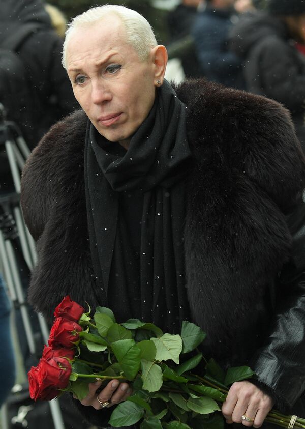Пародист Александр Песков перед началом церемонии прощания с певицей Юлией Началовой