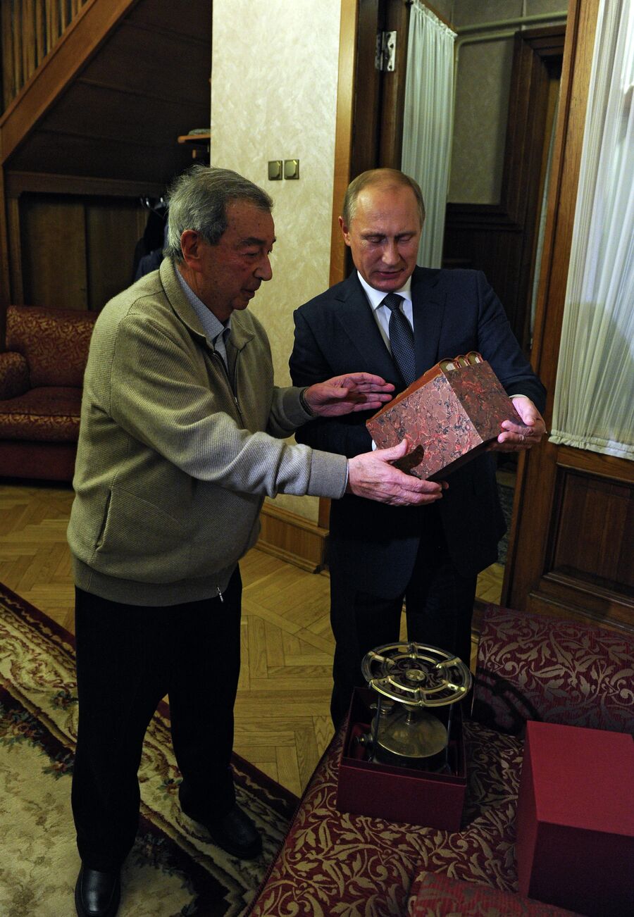 Президент России Владимир Путин поздравляет Евгения Примакова с 85-летием. 29 октября 2014