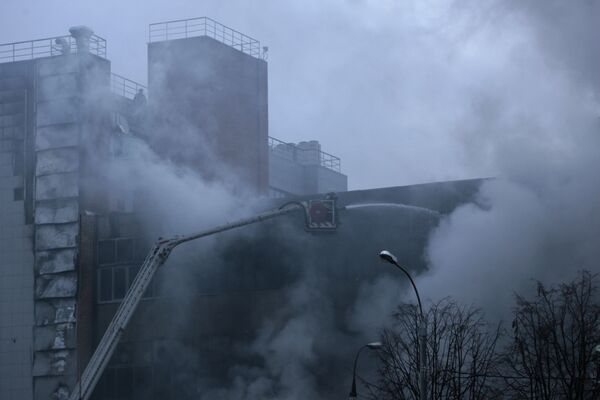 Во время тушения сильнейшего пожара на производственном складе на улице Нарвская