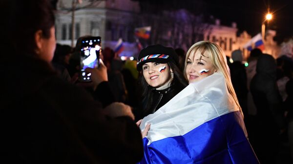 Зрители фотографируются на концерте в честь пятилетия воссоединения Крыма с Россией